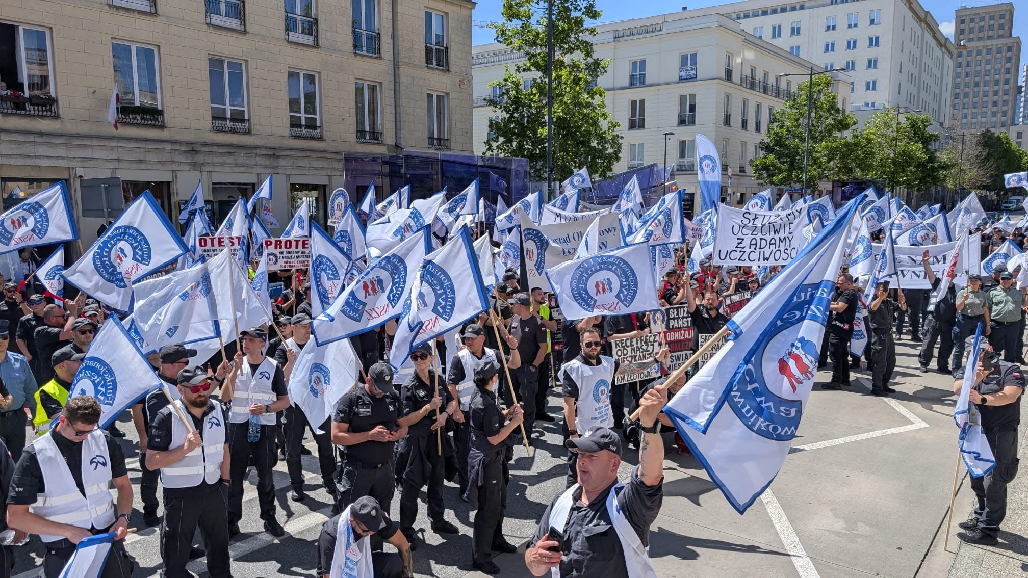 Warszawa usłyszała głos więzienników. Blisko 1500 funkcjonariuszy SW przed Ministerstwem Finansów